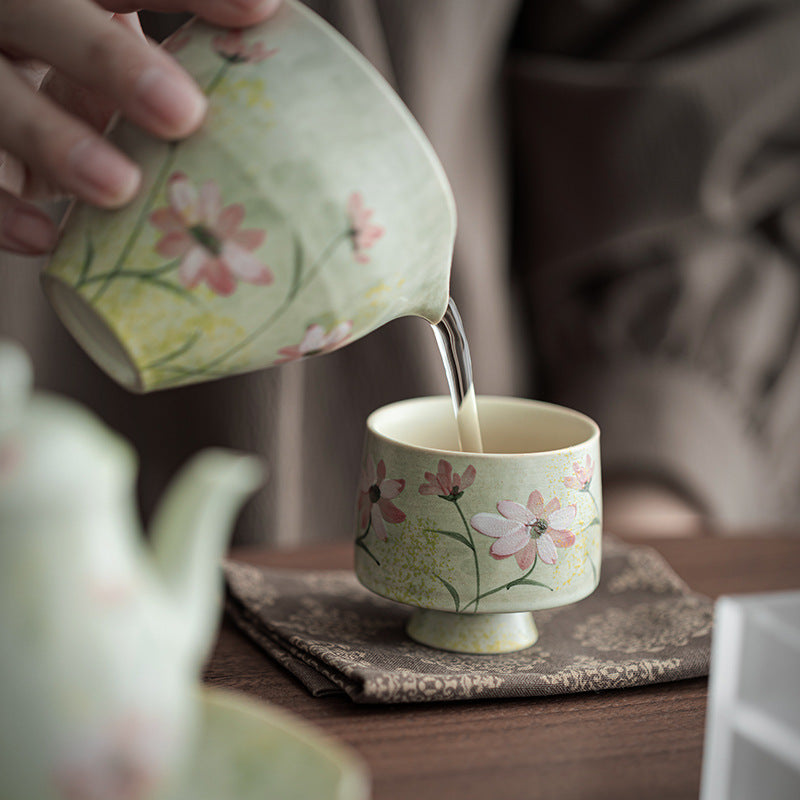 手描きの雛菊陶器の主人のカップの精緻なお茶のカップ家庭用のカップの高い足のカップのギフトセットのBrasilien 