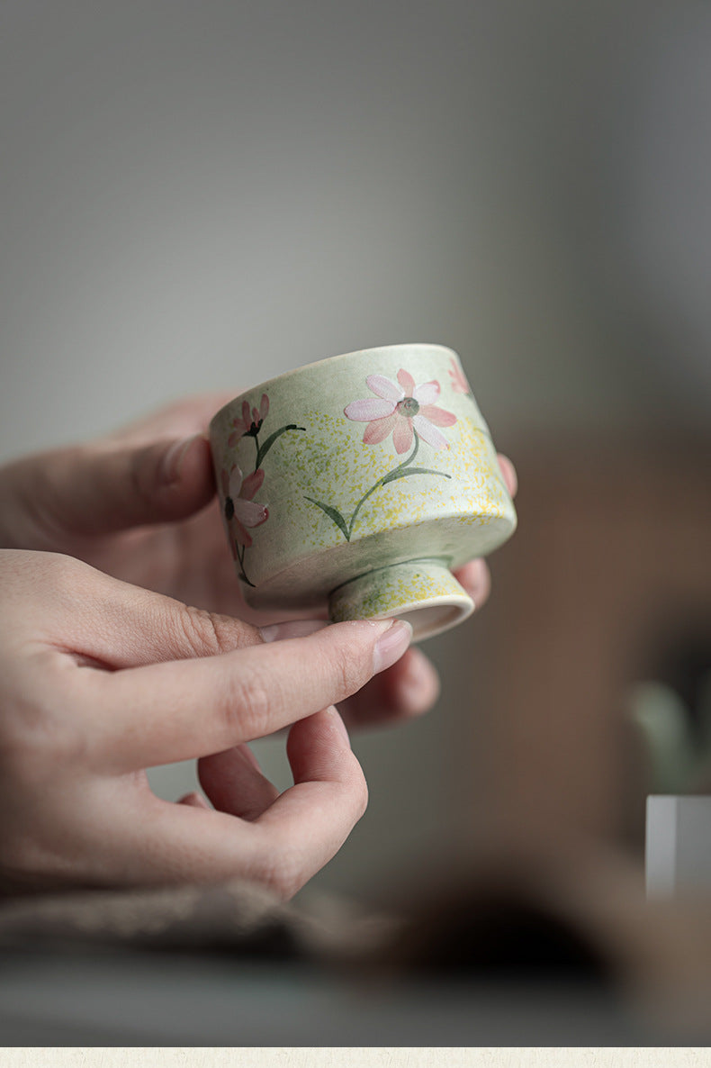 手描きの雛菊陶器の主人のカップの精緻なお茶のカップ家庭用のカップの高い足のカップのギフトセットのBrasilien 