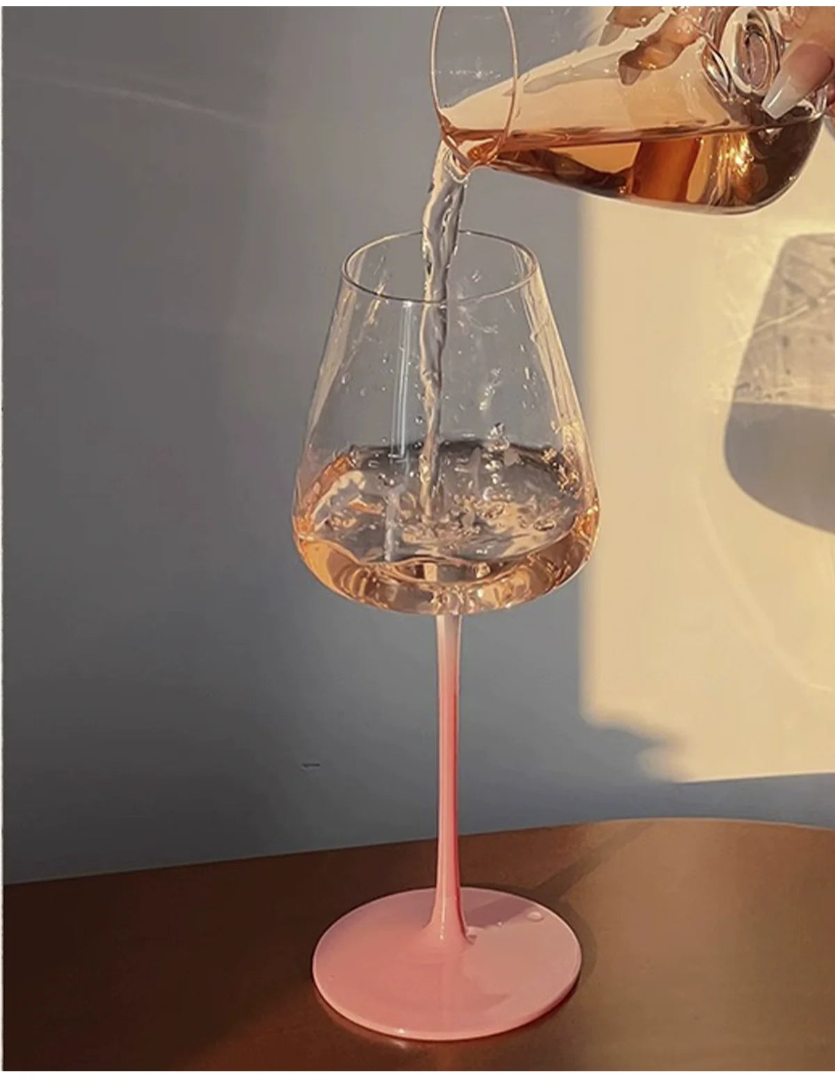 Gradual change of powder French goblet wine glass